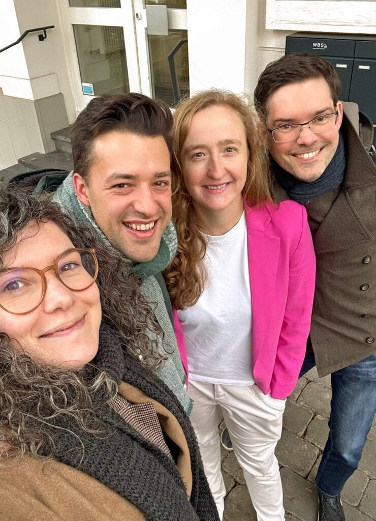 Team nach der Vertragsunterzeichnung